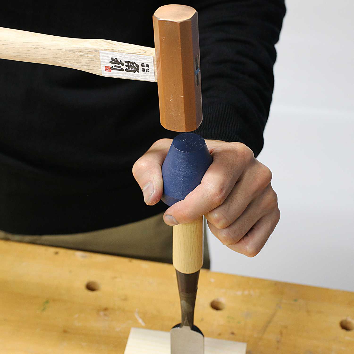 Demonstration of Kakuri Sagariwauchi jig in use, seating a Japanese chisel hoop with a wooden mallet.